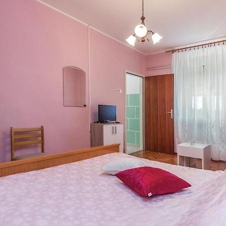 Cozy Apartment In Pican With Kitchen Экстерьер фото