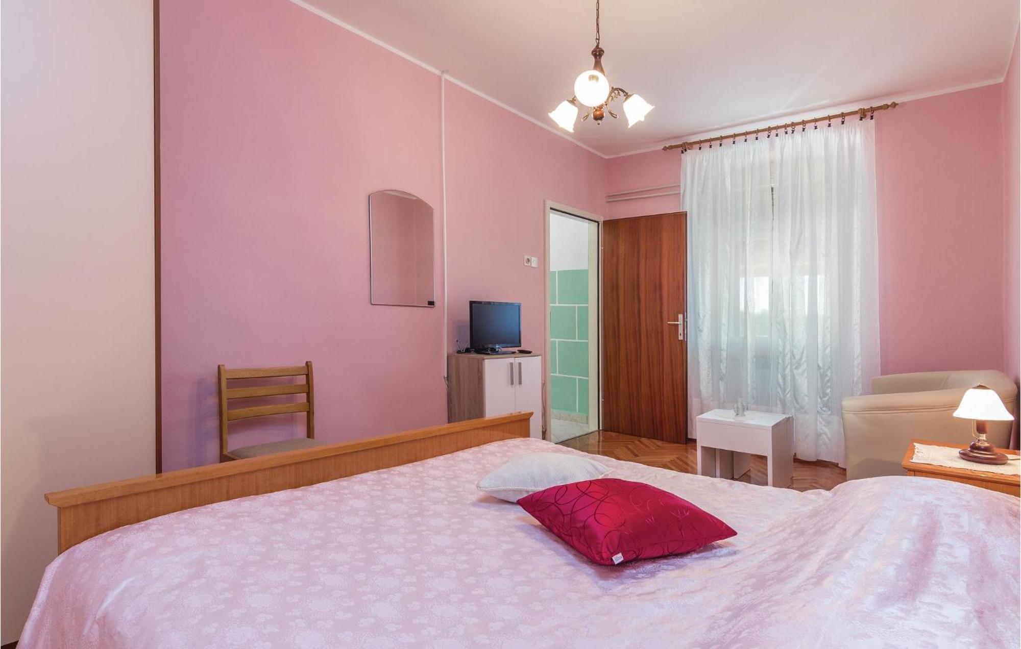 Cozy Apartment In Pican With Kitchen Экстерьер фото
